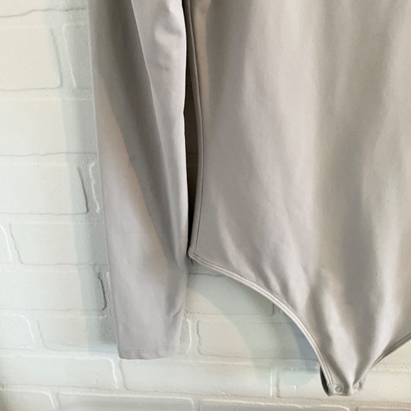 Aritzia Babaton Bodysuit Contour Shoulder Pad Longsleeve Light Gray Crew neck M - Picture 9 of 15